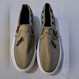 New Authentic Blowfish slip-on sneakers sz 7.